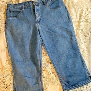 Riders by Lee Blue Capri's